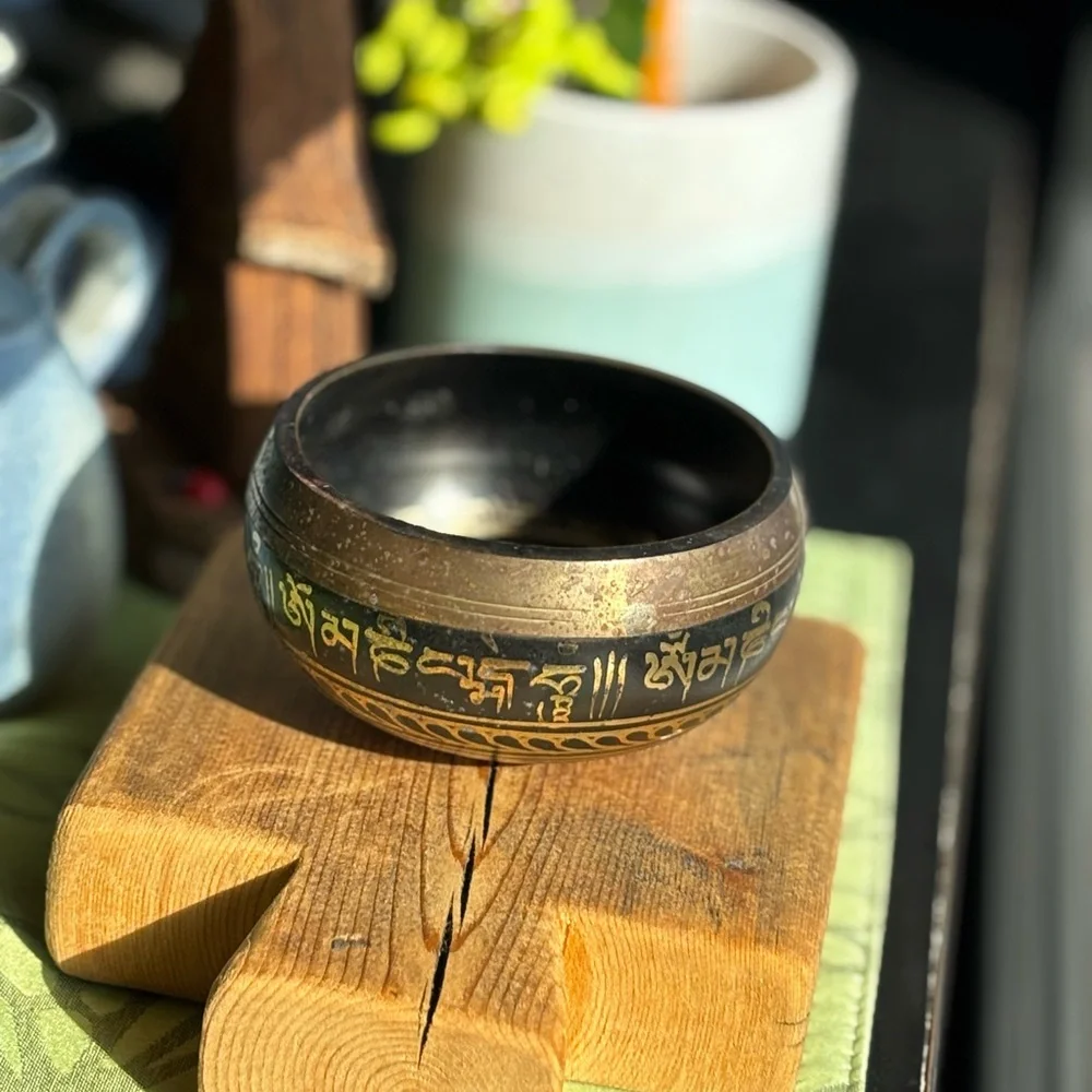 Tibetan singing bowl, often used for meditation and sound healing - Picture 4 of 10